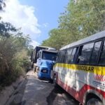 Acidente entre carreta e micro-ônibus escolar deixa duas mulheres feridas na MG-170, em Arcos - Foto: Divulgação/Corpo de Bombeiros
