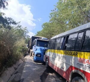 Acidente entre carreta e micro-ônibus escolar deixa duas mulheres feridas na MG-170, em Arcos - Foto: Divulgação/Corpo de Bombeiros
