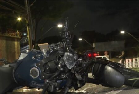 Motociclista morre ao bater em mureta na Avenida Bernardo Vasconcelos, em BH - Foto: Reprodução/TV Globo