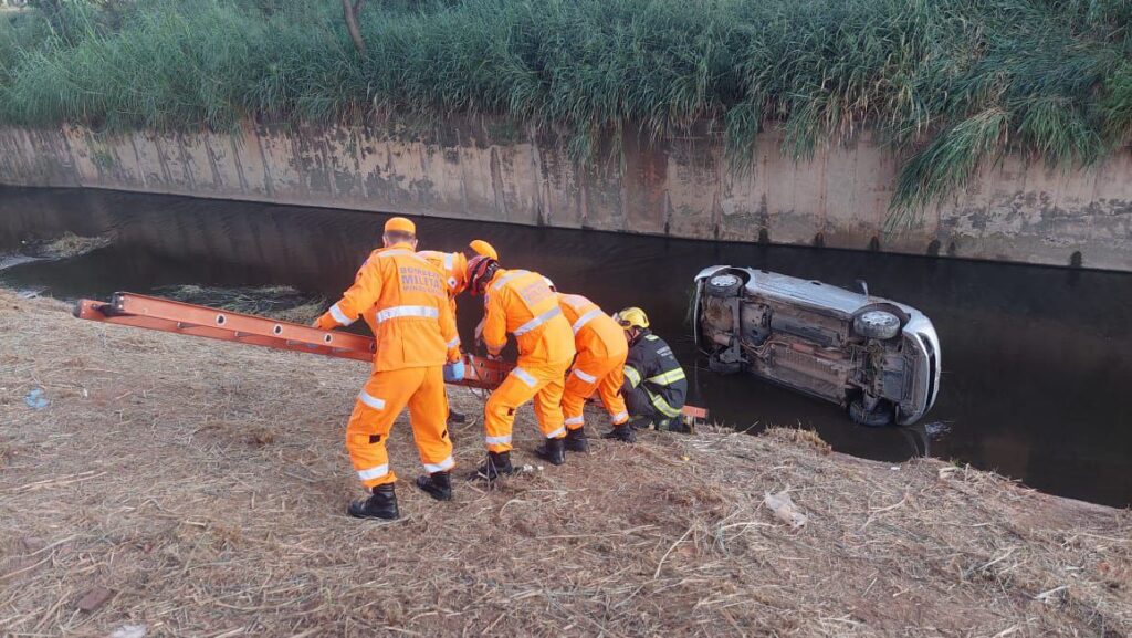Casal com sinais de embriaguez fica ferido após carro cai dentro de rio em Betim - Foto: Divulgação/CBMMG