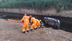 Casal com sinais de embriaguez fica ferido após carro cai dentro de rio em Betim - Foto: Divulgação/CBMMG