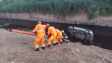 Casal com sinais de embriaguez fica ferido após carro cai dentro de rio em Betim - Foto: Divulgação/CBMMG