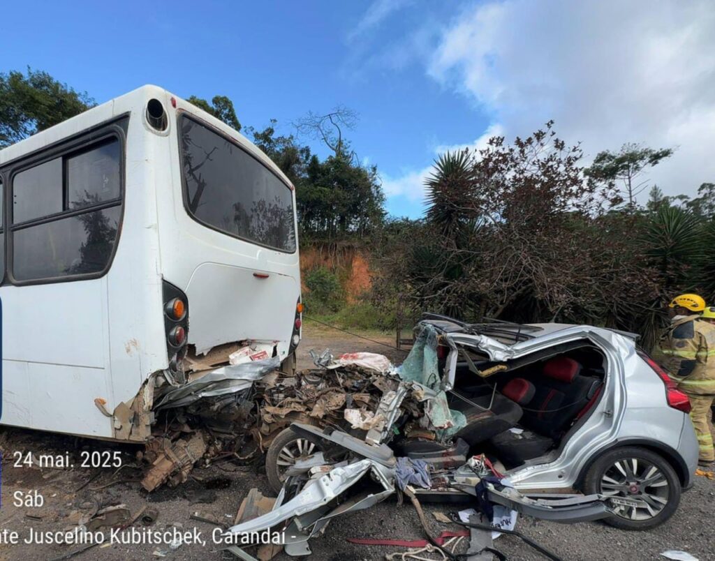 Acidente entre carro e ônibus deixa dois mortos na BR-040, em Carandaí - Foto: Divulgação/CBMMG
