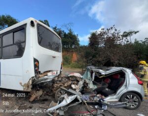 Acidente entre carro e ônibus deixa dois mortos na BR-040, em Carandaí - Foto: Divulgação/CBMMG