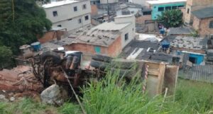 Carreta tomba e motorista fica ferido na BR-040, em Contagem; veículo ficou pendurado - Foto: Divulgação/Guarda Civil de Contagem