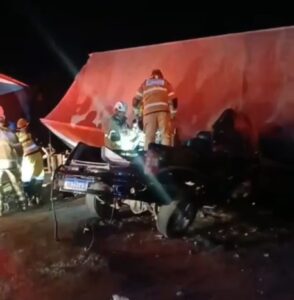 Acidente entre carro funerário e caminhão deixa vítima na BR-040, em Sete Lagoas - Foto: Reprodução/Redes Sociais