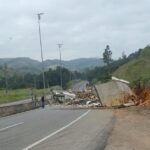 Câmera flagra momento em que caminhão tomba na BR-381, em Nova Era - Foto: Reprodução/Redes Sociais