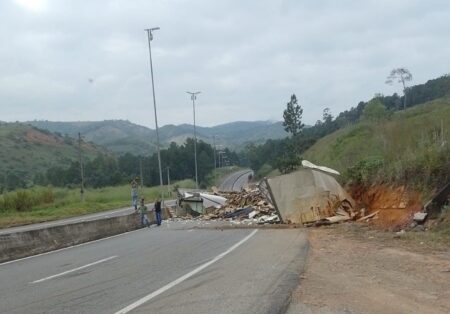Câmera flagra momento em que caminhão tomba na BR-381, em Nova Era - Foto: Reprodução/Redes Sociais