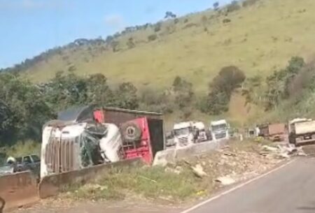 Carreta com minério tomba e deixa vítima em estado grave na Rodovia Fernão Dias - Foto: Reprodução/Redes Sociais