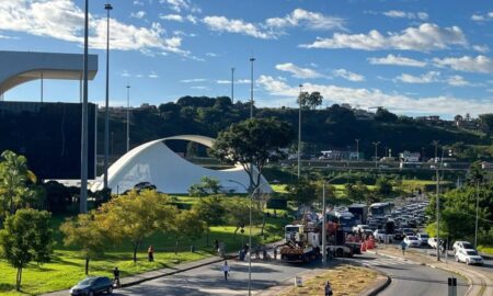 Trabalhador é atingido por caçamba de caminhão na Cidade Administrativa - Foto: Reprodução