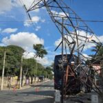 Avenida Babita Camargos continua interditada após ônibus atingir torre da Cemig em Contagem - Foto: Divulgação/CBMMG