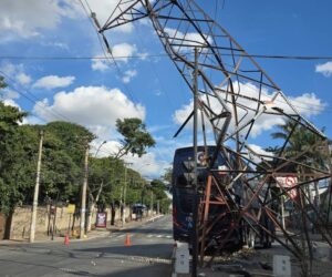 Avenida Babita Camargos continua interditada após ônibus atingir torre da Cemig em Contagem - Foto: Divulgação/CBMMG