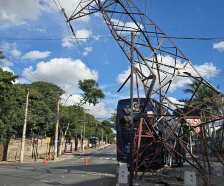 Avenida Babita Camargos continua interditada após ônibus atingir torre da Cemig em Contagem - Foto: Divulgação/CBMMG