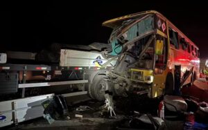 Quatro pessoas ficam feridas após acidente entre ônibus e carreta na Fernão Dias - Foto: Divulgação/Polícia Rodoviária Federal