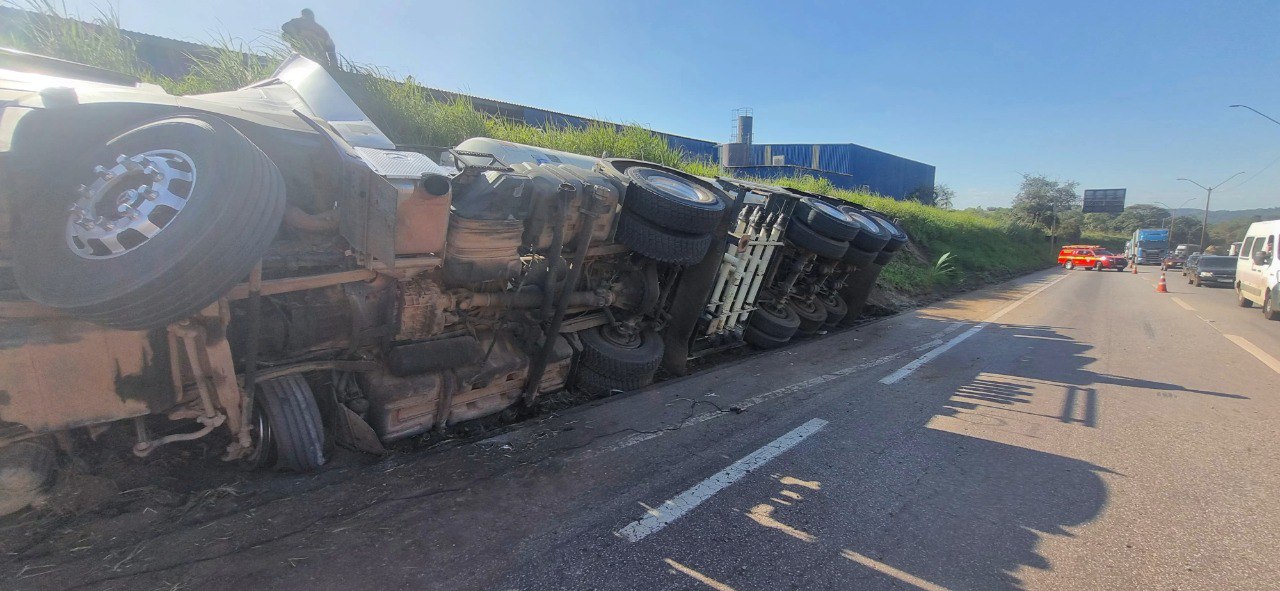 Carreta com 30 mil litros de combustível tomba e trava Fernão Dias, na Grande BH 1 Carreta com 30 mil litros de combustível tomba e trava Fernão Dias, na Grande BH - Foto: Divulgação/CBMMG
