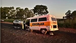 Acidente entre Kombi escolar e carro deixa oito crianças feridas na MG-255 - Foto: Divulgação/PMR