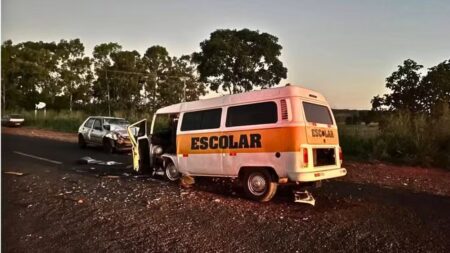 Acidente entre Kombi escolar e carro deixa oito crianças feridas na MG-255 - Foto: Divulgação/PMR