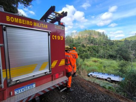 Micro-ônibus cai em barranco e deixa oito vítimas em Juiz de Fora - Foto: Divulgação/CBMMG