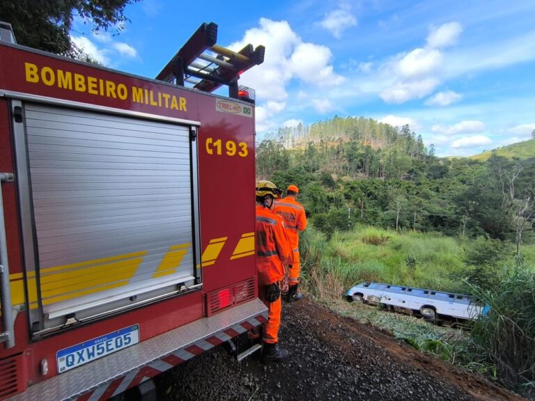 Micro-ônibus cai em barranco e deixa oito vítimas em Juiz de Fora - Foto: Divulgação/CBMMG