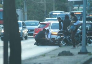 Motociclista fica ferido após colisão com carro na Avenida Amazonas, em BH - Foto: Edésio Ferreira/EM/D.A. Press