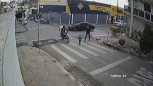 Criança é atropelada por moto na contramão no bairro Dona Clara, em BH - Foto: Reprodução