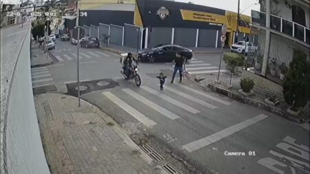 Criança é atropelada por moto na contramão no bairro Dona Clara, em BH - Foto: Reprodução