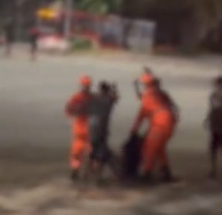 Bombeiro é atingido por pedra durante ocorrência em Contagem - Foto: Reprodução