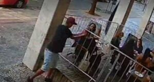 Mulher tem colar roubado em restaurante de BH - Foto: Reprodução