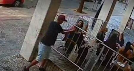 Mulher tem colar roubado em restaurante de BH - Foto: Reprodução
