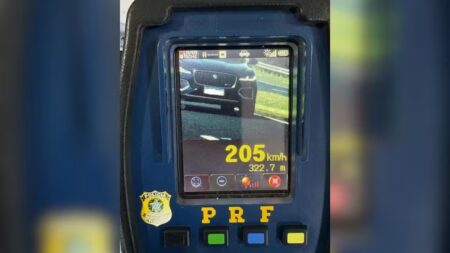 Motorista tem carteira suspensa após ser flagrado a mais de 200 km/h em rodovia de MG - Foto: Divulgação/PRF
