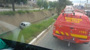 Carro cai em córrego e deixa três pessoas feridas em Contagem - Foto: Divulgação/Corpo de Bombeiros
