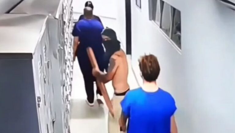 Homem invade hospital veterinário da Universidade Federal de Uberlândia e rende funcionários - Foto: Reprodução / Vídeo