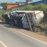 Carreta tomba e trava o trânsito na rodovia Fernão Dias, em São Joaquim de Bicas - Foto: Reprodução