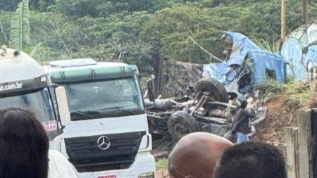 Acidente com caminhão deixa pai e filho feridos no Anel Rodoviário, em BH - Foto: Divulgação/Corpo de Bombeiros