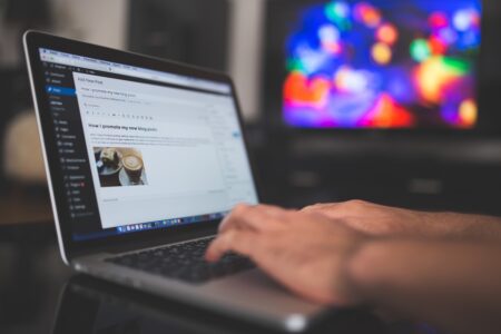 Criação de sites impulsiona negócios digitais no Brasil