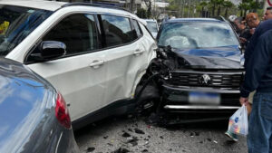 Acidente com ônibus e carros deixa idosa ferida no Belvedere, em BH - Foto: Reprodução