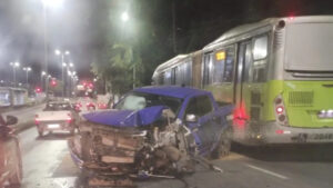 Carro bate em poste e complica trânsito na Avenida Antônio Carlos, em BH - Foto: Reprodução