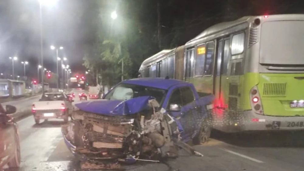 Carro bate em poste e complica trânsito na Avenida Antônio Carlos, em BH - Foto: Reprodução