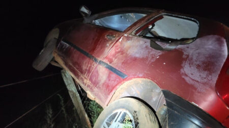 Mulher morre após acidente com carro em estrada rural de MG - Foto: Corpo de Bombeiros/Divulgação