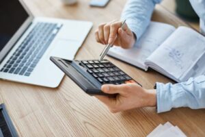 Inadimplência atinge 300 mil negócios a mais em 2024