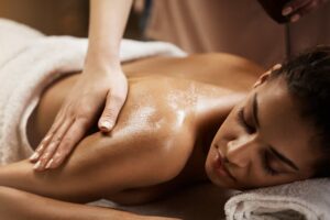 feche de linda mulher africana desfrutando de massagem no salao spa 176420 13959