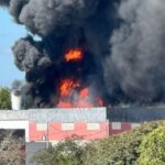 Incêndio de grandes proporções atinge fábrica de calçados em Itapecerica - Foto: Divulgação/CBMMG