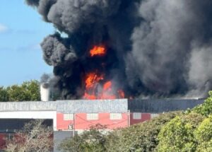 Incêndio de grandes proporções atinge fábrica de calçados em Itapecerica - Foto: Divulgação/CBMMG