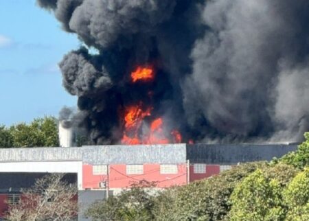Incêndio de grandes proporções atinge fábrica de calçados em Itapecerica - Foto: Divulgação/CBMMG