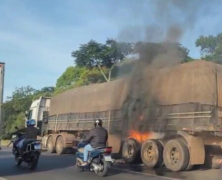 Caminhão pega fogo e motorista fica ferido após pneu estourar no Anel Rodoviário, em BH - Foto: Reprodução/Redes Sociais