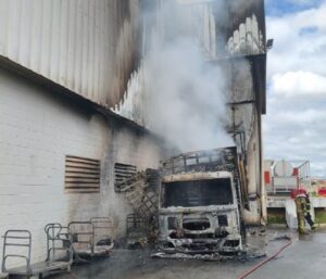 Incêndio destrói caminhão em doca de supermercado em BH - Foto: Divulgação/CBMMG