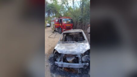Corpo carbonizado é encontrado dentro carro em chamas na Grande BH - Foto: Divulgação/CBMMG