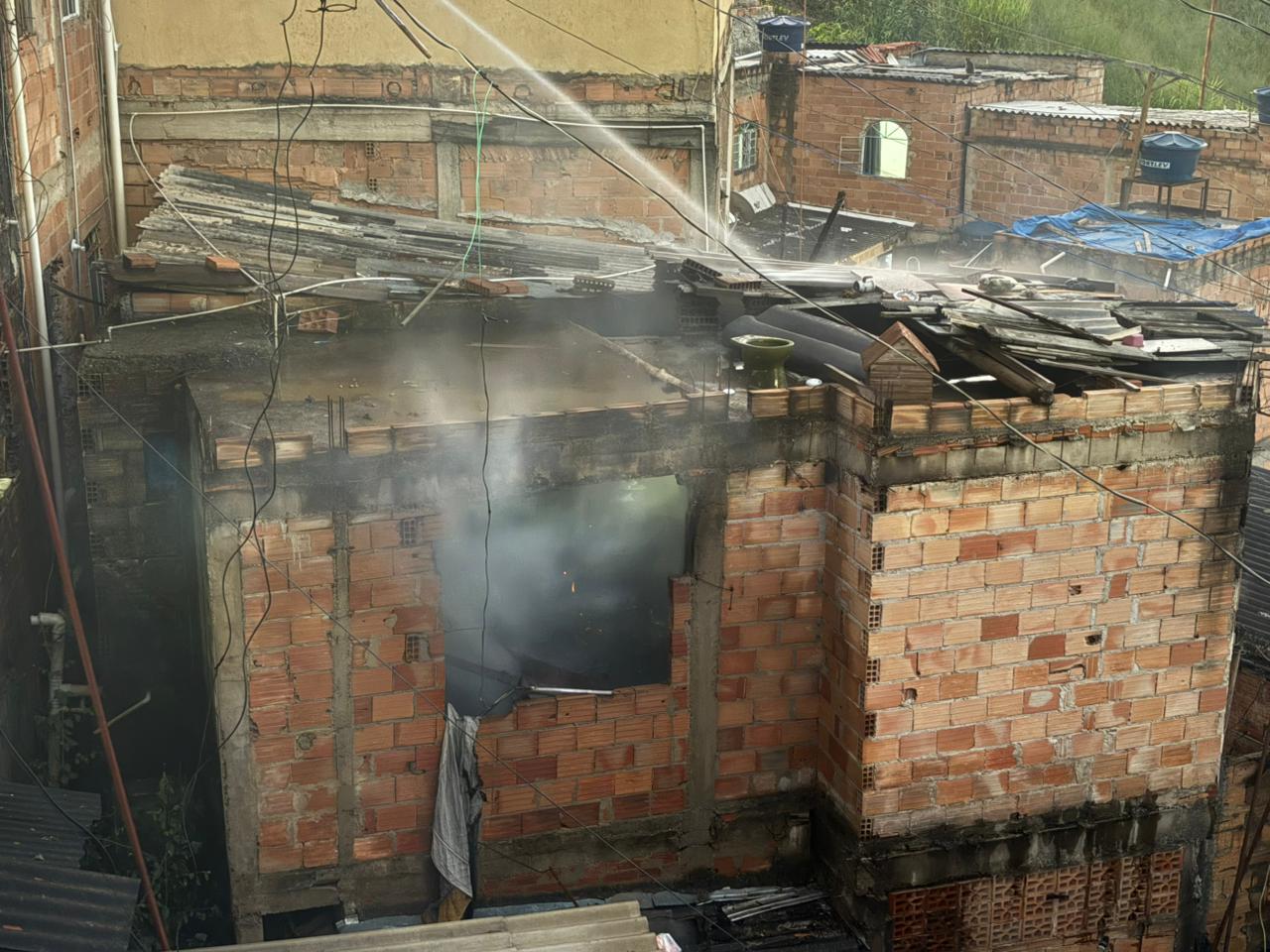 Casa é destruída por incêndio no bairro Goiânia, em BH 1 Casa é destruída por incêndio no bairro Goiânia, em BH - Foto: Divulgação/CBMMG