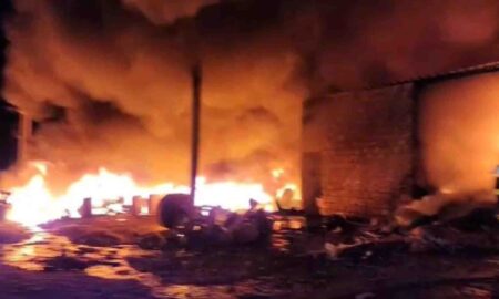 Incêndio de grandes proporções atinge depósito de reciclagem em Perdigão - Foto: Divulgação/CBMMG