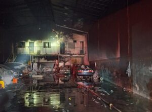 Incêndio atinge oficina e destrói veículos na Pampulha, em BH - Foto: Divulgação/CBMMG